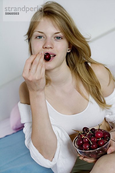 Frau isst cherry