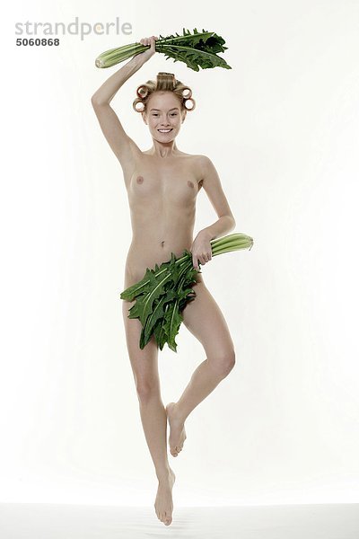 Nackte Frau mit Gemüse