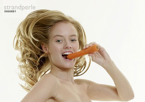 Nackte Frau Karotten essen