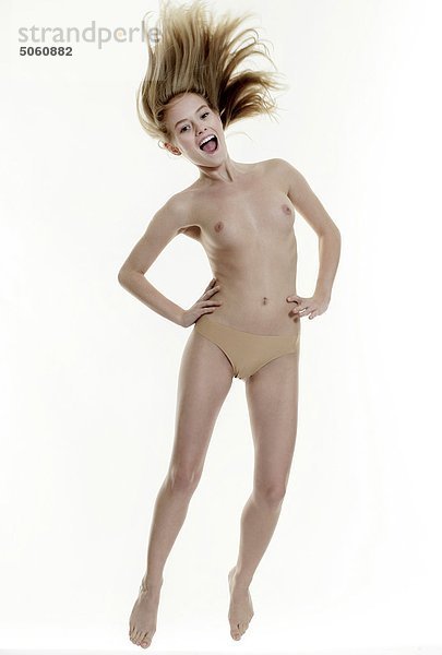Studio Shot einer nackten Frau stehend