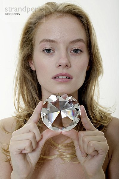 Nackte Frau holding ein Diamant