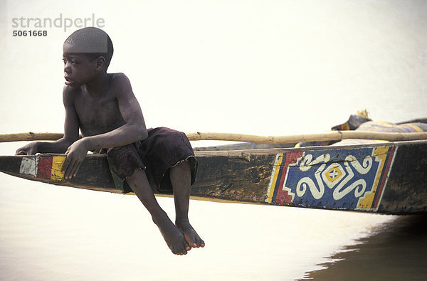 Mali  Niger-Fluss  afrikanische junge auf Kanu-Bogen