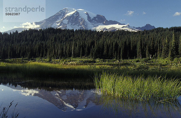 USA  Washington  Mount Rainier  Reflexion in See