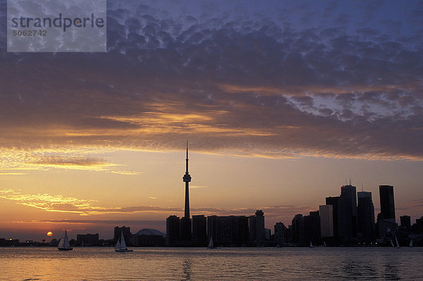 Kanada  Ontario  Toronto: Skyline der Stadt bei Sonnenuntergang