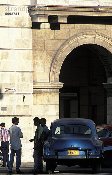Kuba  Havanna: Menschen und Auto