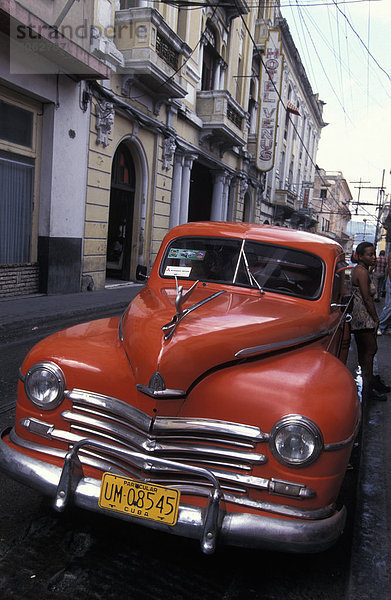 Kuba  Santiago De Cuba: Auto auf der Straße