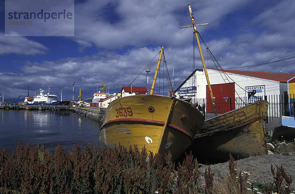 Argentinien  Tierra Del Fuego  Ushuaia: hölzerne Segelboot am Hafen