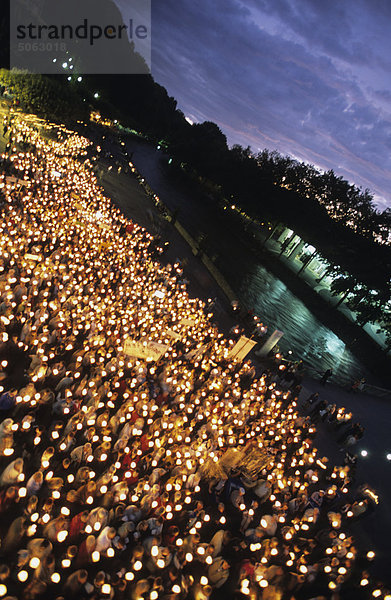 Europa  Frankreich  Lourdes  Abend-Prozession