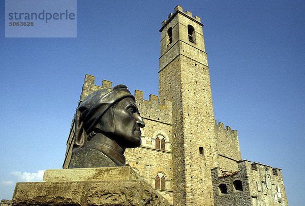 Italien  Toskana  Poppi die Burg und Dantes statue