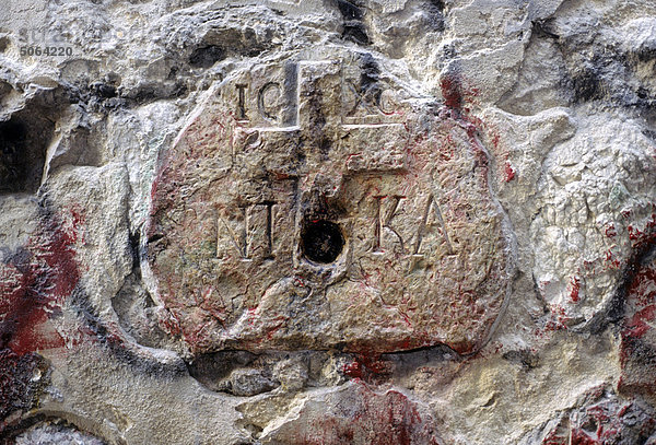 Israel  Jerusalem  Kreuz auf Stein auf der Via Dolorosa
