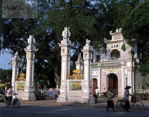 Vietnam  Hanoi. Temple-Tor