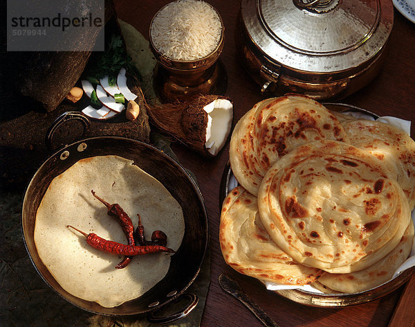 Indische Frühstück Mahlzeiten: Appam (Reis Crepes) Links und rechts Parata
