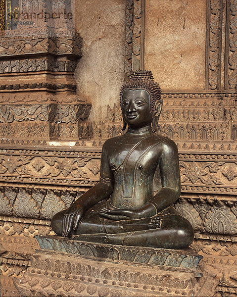 Bronze Buddhastatue  Wat Phra Kew  Vientiane  Laos.