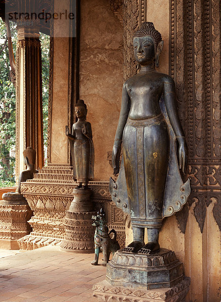 Bronze Buddha-Statuen in dem Portikus des Wat Phra Kaew  der königlichen Tempel Vientiane  Laos