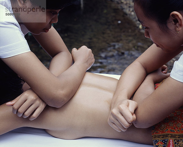 Mandara massage mit zwei Therapeuten  eine Technik  die von der Mandara Spa Group entwickelt