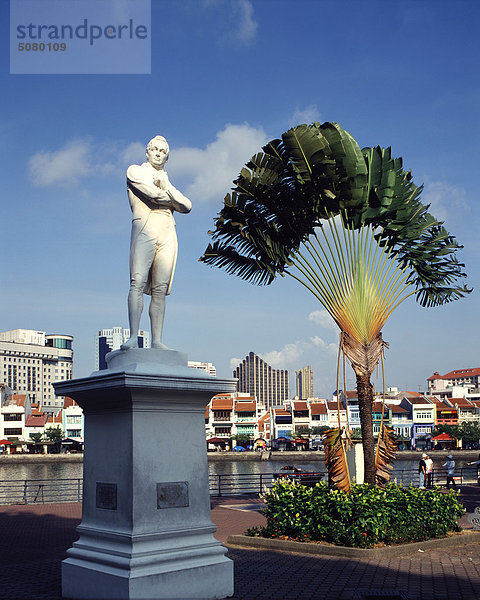 Stamford Raffles(founder of Singapore) Statue befindet sich seine angeblichen Landeplatz an Boat Quay  Singapurianer/in