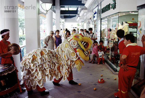 Löwentanz während Chinese New Year. Singapur