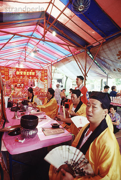 Taoistischen Priester Durchführung von Gebet  Singapur.