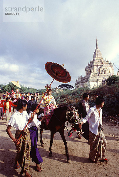 Novizen Parade durch das Dorf  Bagan  Myanmar (Burma)