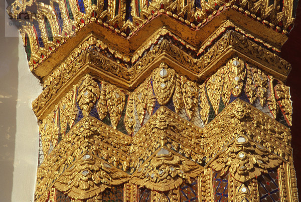 Detail von der dekorativen vergoldeten Stuckarbeiten  Wat Na Phra Mähne  Ayutthaya  Thailand.