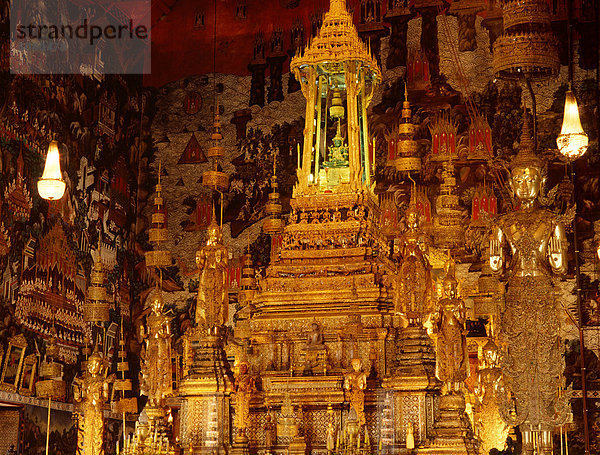 Innenansicht der königlichen Kapelle mit der Smaragd-Buddha  Wat Phra Kaeo  Bangkok  Thailand