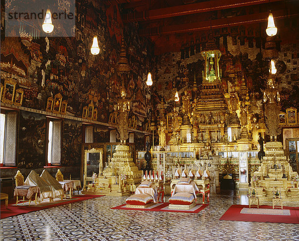 Innenraum des Wat Phra Kaew mit der Smaragd-Buddha  Bangkok  Thailand.