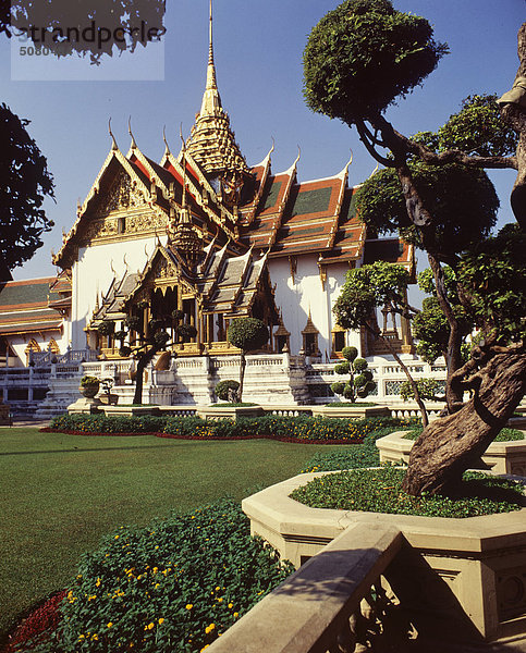 Das Dusit-Thronhalle und der Reihe Pavillon  einem formalen thai Garten. Königlichen Palast  Bangkok  Thailand.