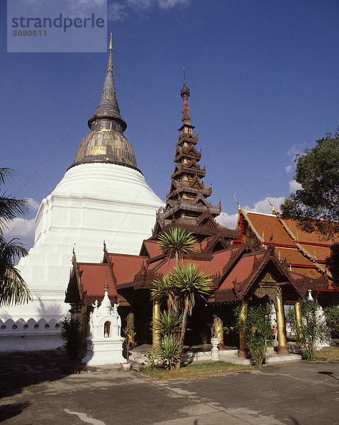 Wat Phra Kaew Don Tao  Lampang  mit einer birmanischen devotional Pavillon an der Haupt-Chedi. Lampang  Thailand