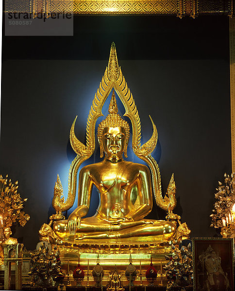 Buddha-Statue im Inneren des Wat Benjamabopit  Marmor-Tempel in der Sukhothai-Periode umgewandelt.Thailand.