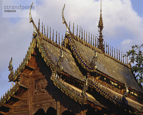 Dach der Bibliothek des Wat Phra  dass Haripoonchai  Lamphun  Thailand