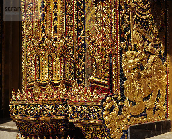 Detail der Dekoration von den Türen des Wat Rajabopit  Bangkok
