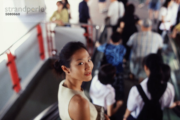 Thai Mädchen in einer Skytrain-Station  Bangkok  Thailand