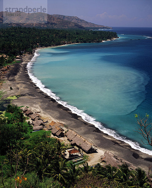 Die schwarzen Sand Küste. Bali  Indonesien.