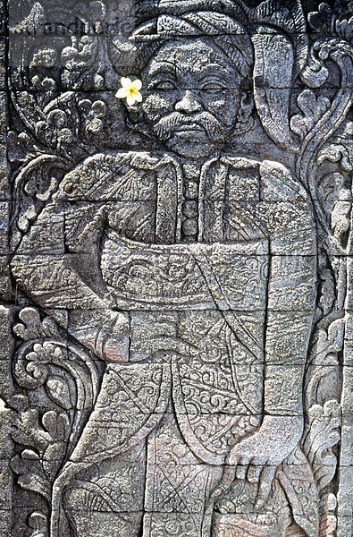Detail des Reliefs von Pura Meduwe Karang (Singaraja)  zeigt ein balinesischen Prinz in voller Kleidung. Bali  Indonesien.