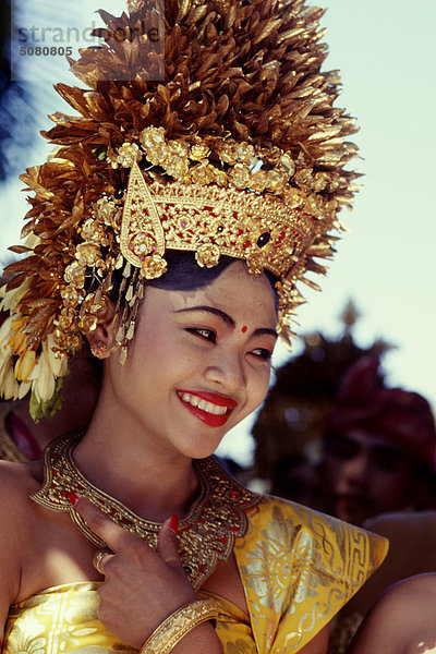 Balinesische Mädchen mit Kopf Trachten. Bali  Indonesien