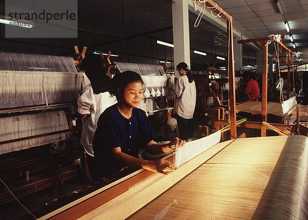Asiatische Frauen arbeiten in Textilindustrie