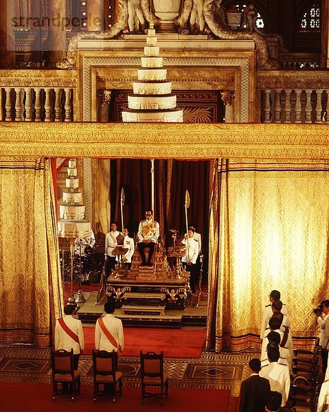 Der König auf seinen Thron in das Parlament unter dem königlichen Dach h.m. Bangkok  Thailand.