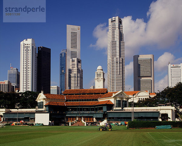 Singapur  Blick auf die Cricket Club aus der Padang