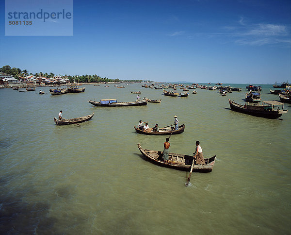 Burma  Arakan. Boote im Hafen von Sitt-wir