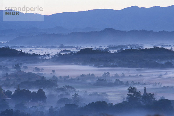 Burma  Arakan  Mrauk U  Hügel im Nebel