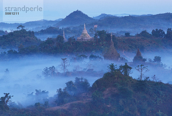 Burma  Arakan  Mrauk U  Hügel im Nebel