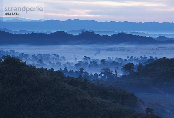 Burma  Arakan  Mrauk U  Hügel im Nebel