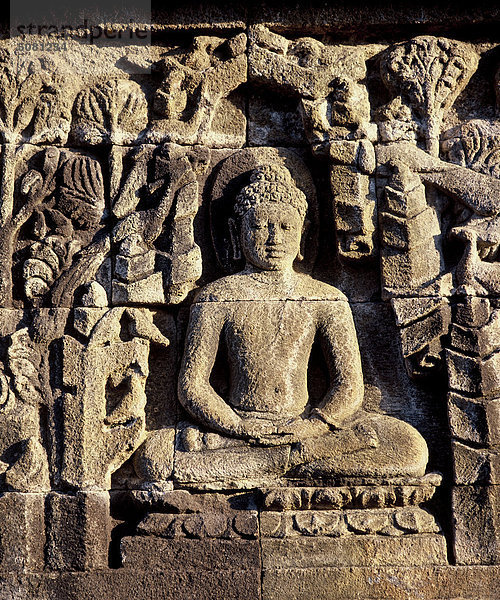 Stein Schnitzen von Buddha in der Tempelanlage Borobudur in Zentraljava  Indonesien