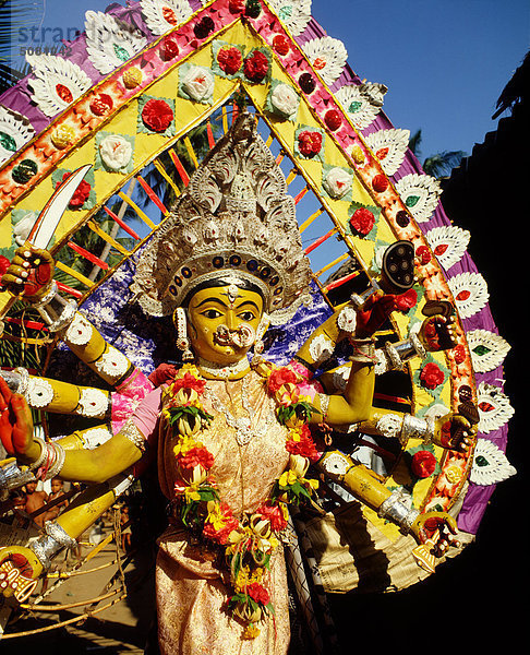 Indien  Orissa  Tänzer mit einer Göttin-Maske