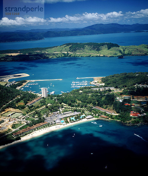 Australien  Queensland  Whitsunday Islands  Aerial View of Hamilton Island