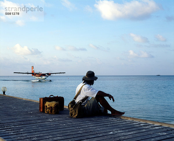 Malediven  Kani-Insel (Club Med)  Mann warten Wasserflugzeug
