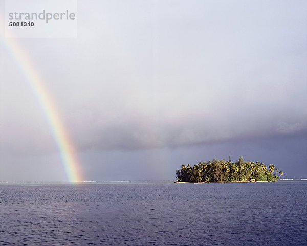 Französisch-Polynesien  Tahiti  offshore-Atoll mit Regenbogen