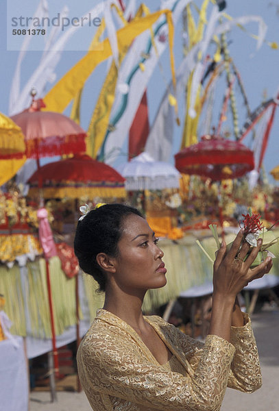 Balinesische Mädchen mit Angebot während einer Zeremonie  Bali  Indonesien