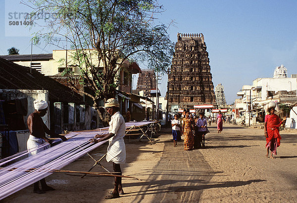 Indien  Tamil Nadu  Srirangam  Weaver Dehnung Seidenfäden auf der Straße