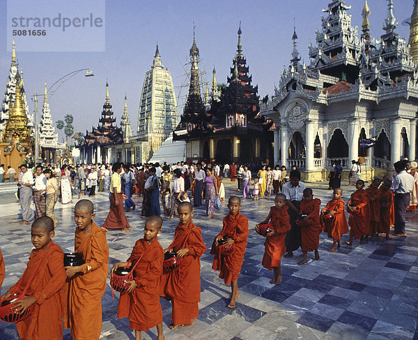 Myanmar (Burma)  Yangon  Shwedagon Pagode  buddhistischen Zeremonie